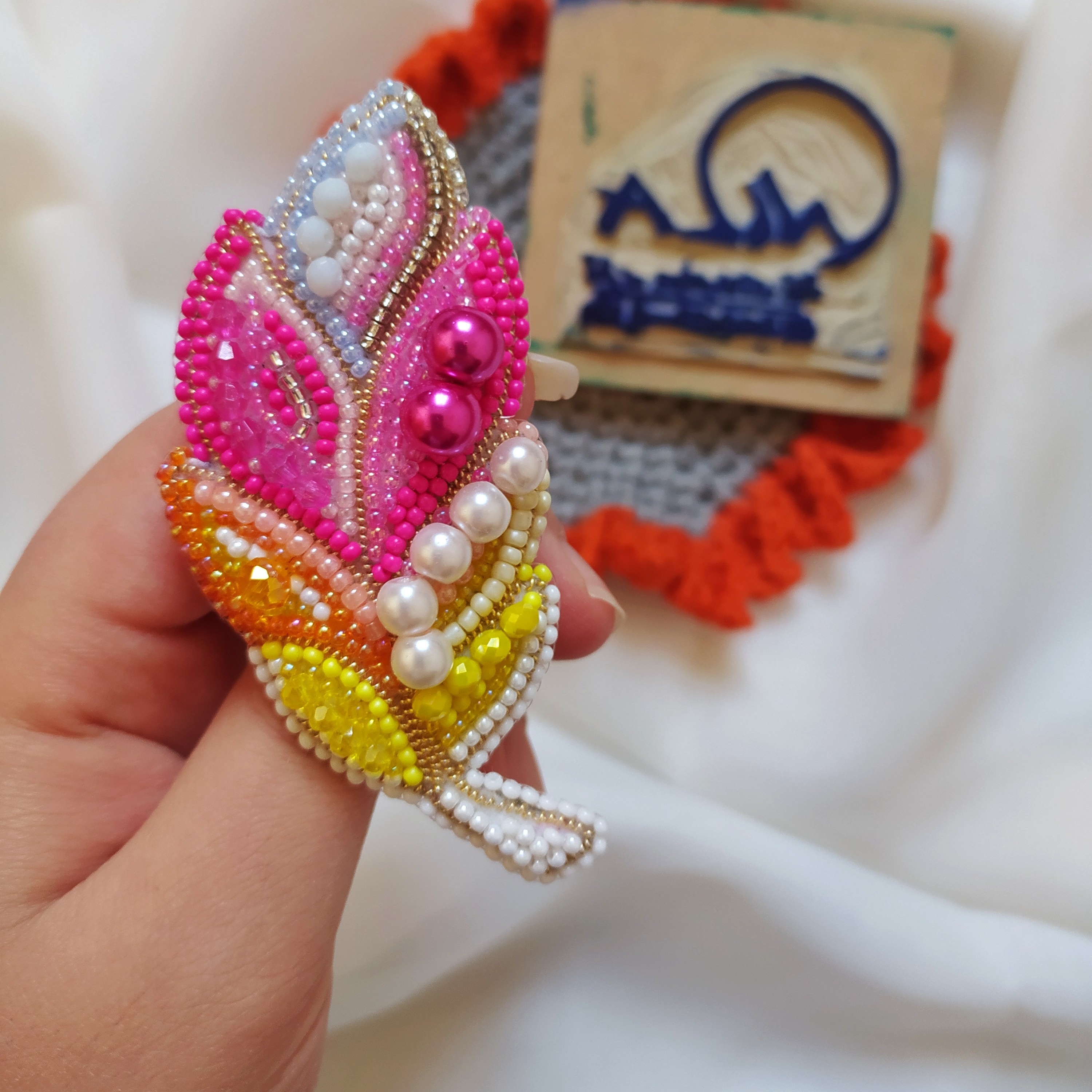 گل سینه جواهر دوزی طرح پر رنگی رنگی 