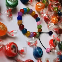 دستبند با مهره های شبه اونیکس آبنباتی رنگارنگ دست ساز ریووا