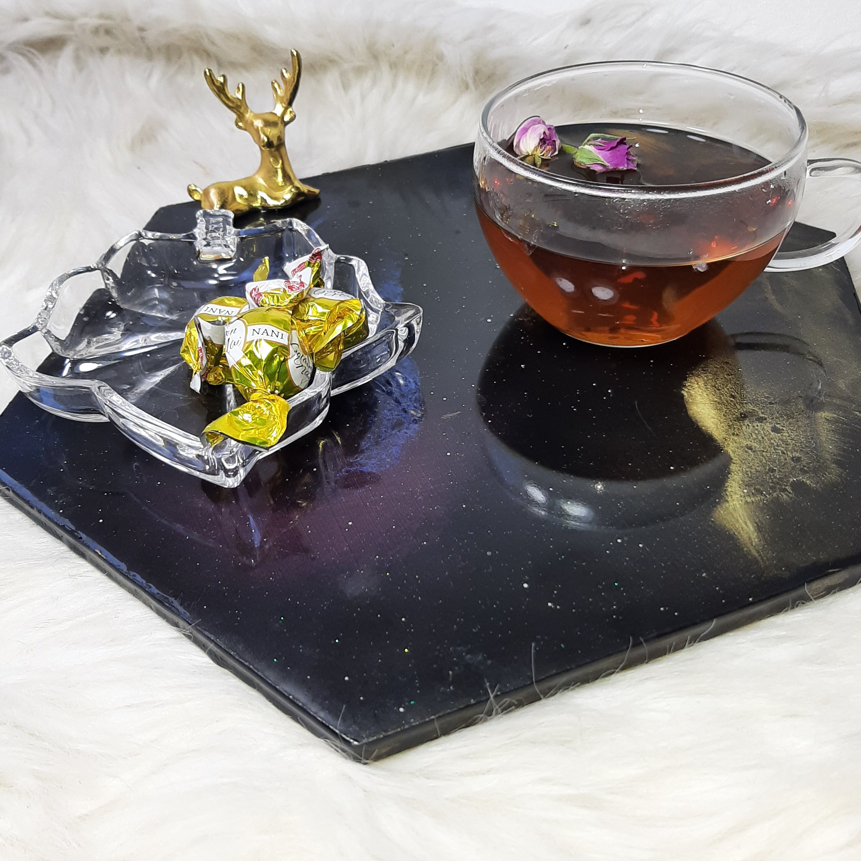 سینی پذیرایی چوب و رزین طرح کهکشانی با گوزن طلایی شش ضلعی تخت پشت و رو روکش رزین ضد آب مقاوم