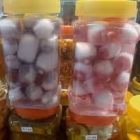 ترشی پیاز سفید خانگی. تردو خوشمزه باسبزیجات محلی درسه طعم بلوبری .زعفران .تمشک   700 گرم