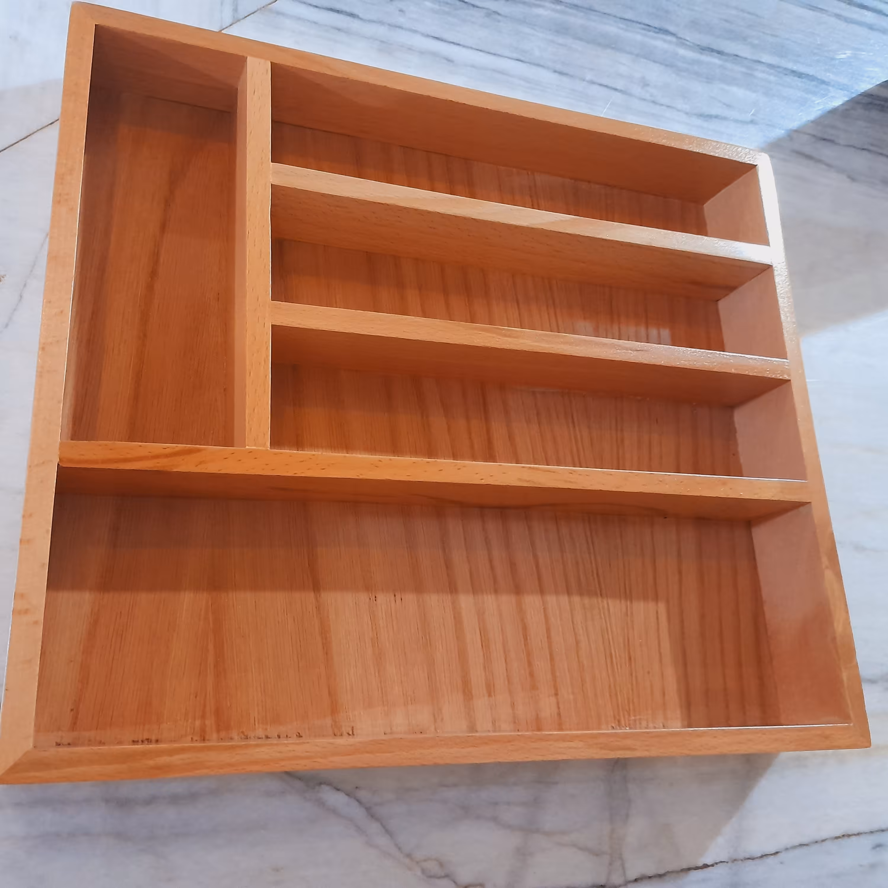 جا قاشق چنگال چوبی داخل کابینت 
