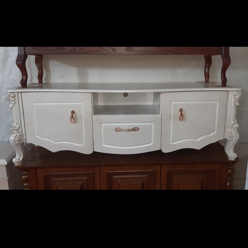 میز تلویزیون صدفی دارای دو در و یک کشو و یک طبقه