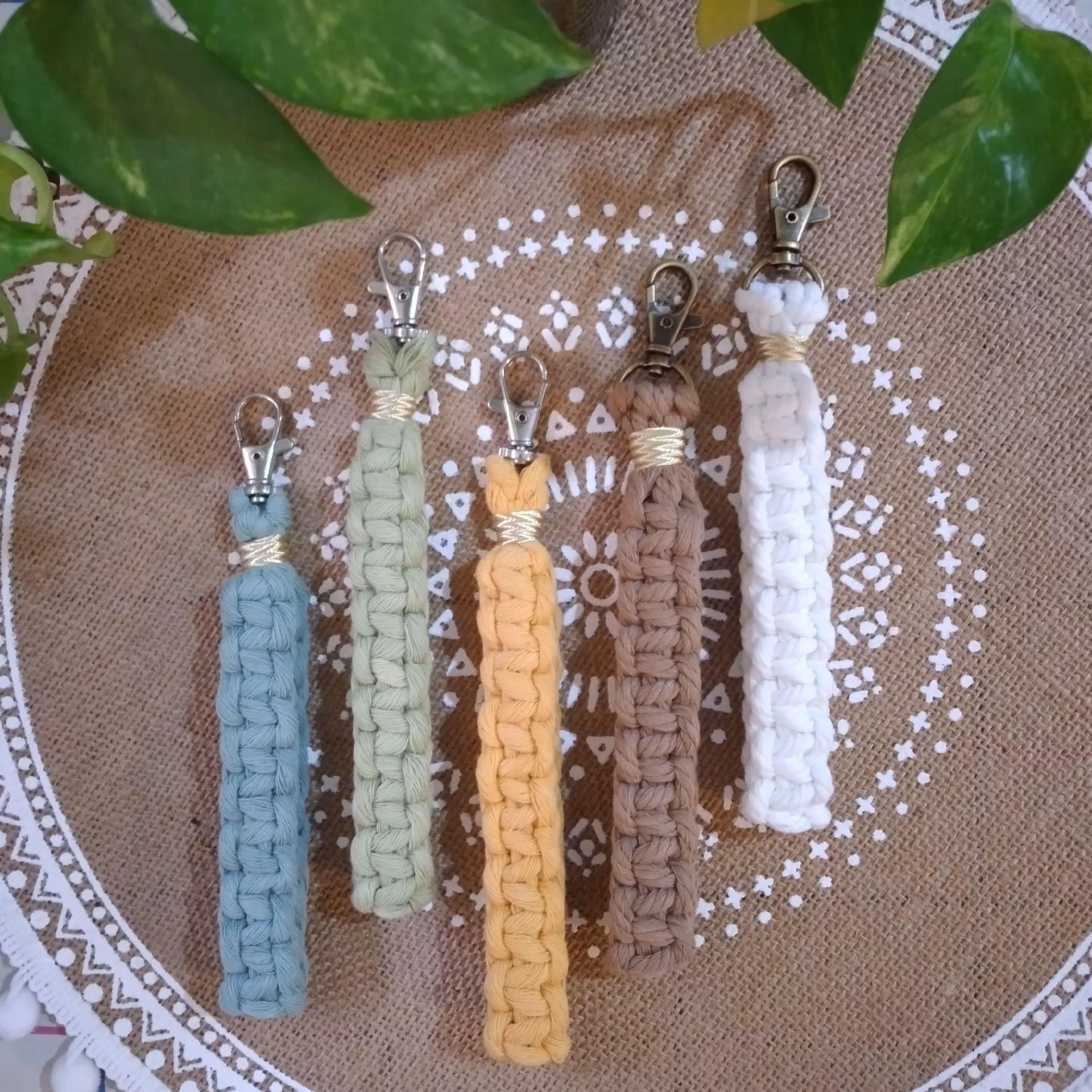 آویز و جاکلیدی بوهو مکرومه با سرکلیدی برنزی مناسب خانم ها و آقایان با رنگهای زیبا