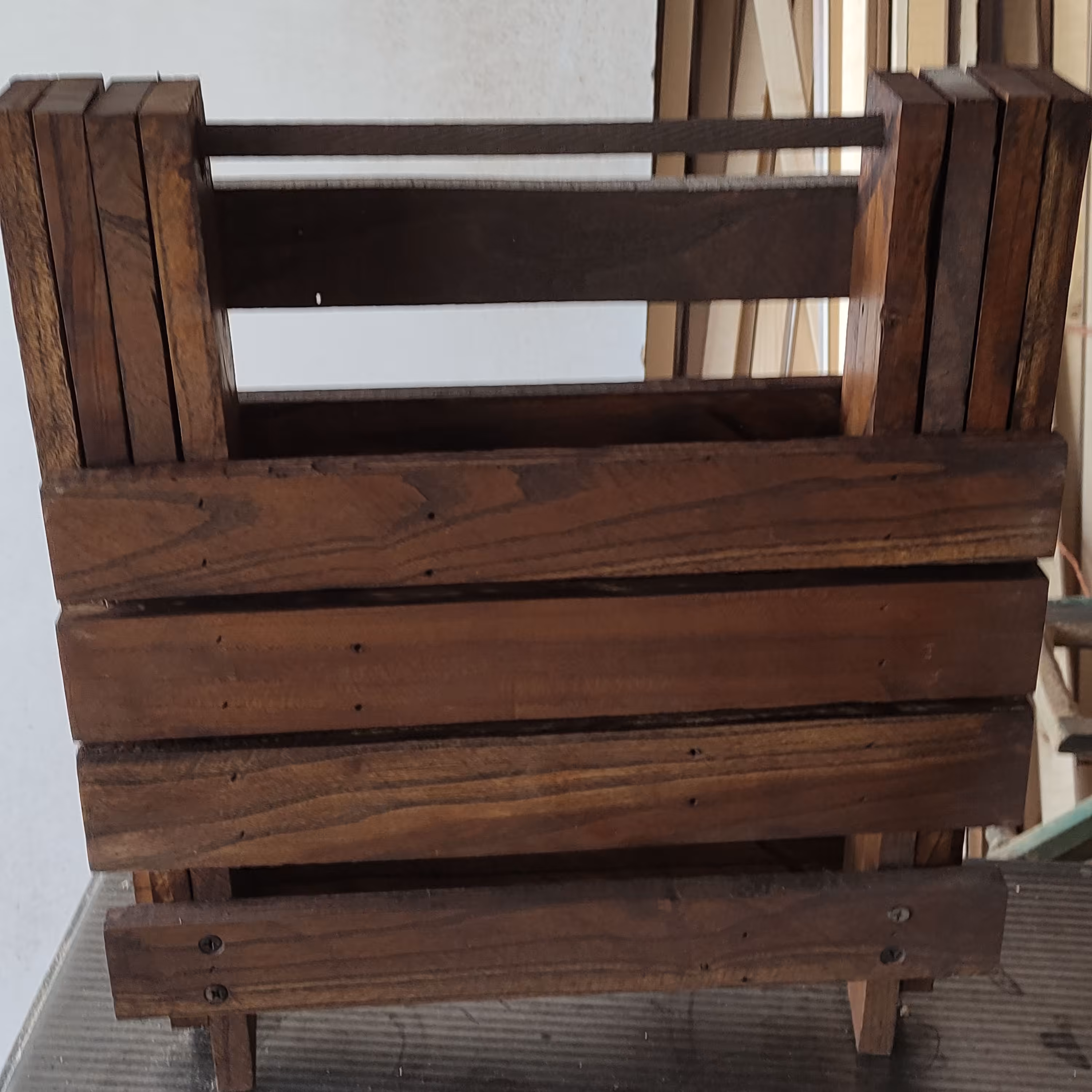 صندلی چوبی مسافرتی تاشو قابل حمل به آسانی با وزن حدودا  2.5کیلو ورنگ گردویی