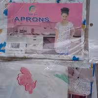 پیش بند ازجنس مشمایی چینی درزمینه  رنگهای سفید