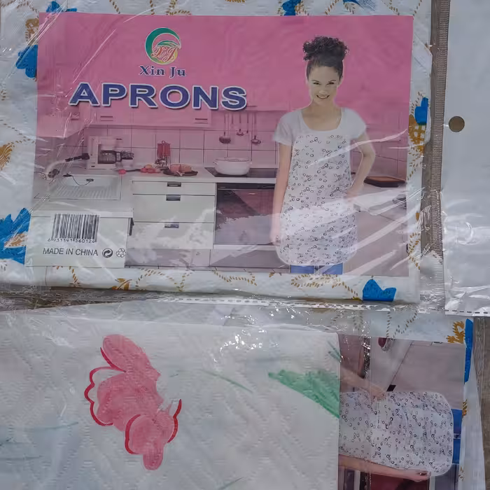 پیش بند ازجنس مشمایی چینی درزمینه  رنگهای سفید