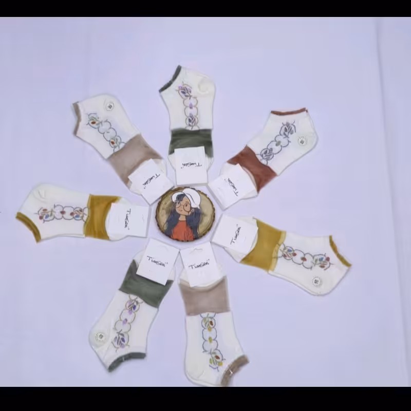 جوراب خارجی نخی و شیشه ای در رنگهای متنوع و زیبا گلدوزی شده  مطابق تصویر  با پاخوری زیبا.