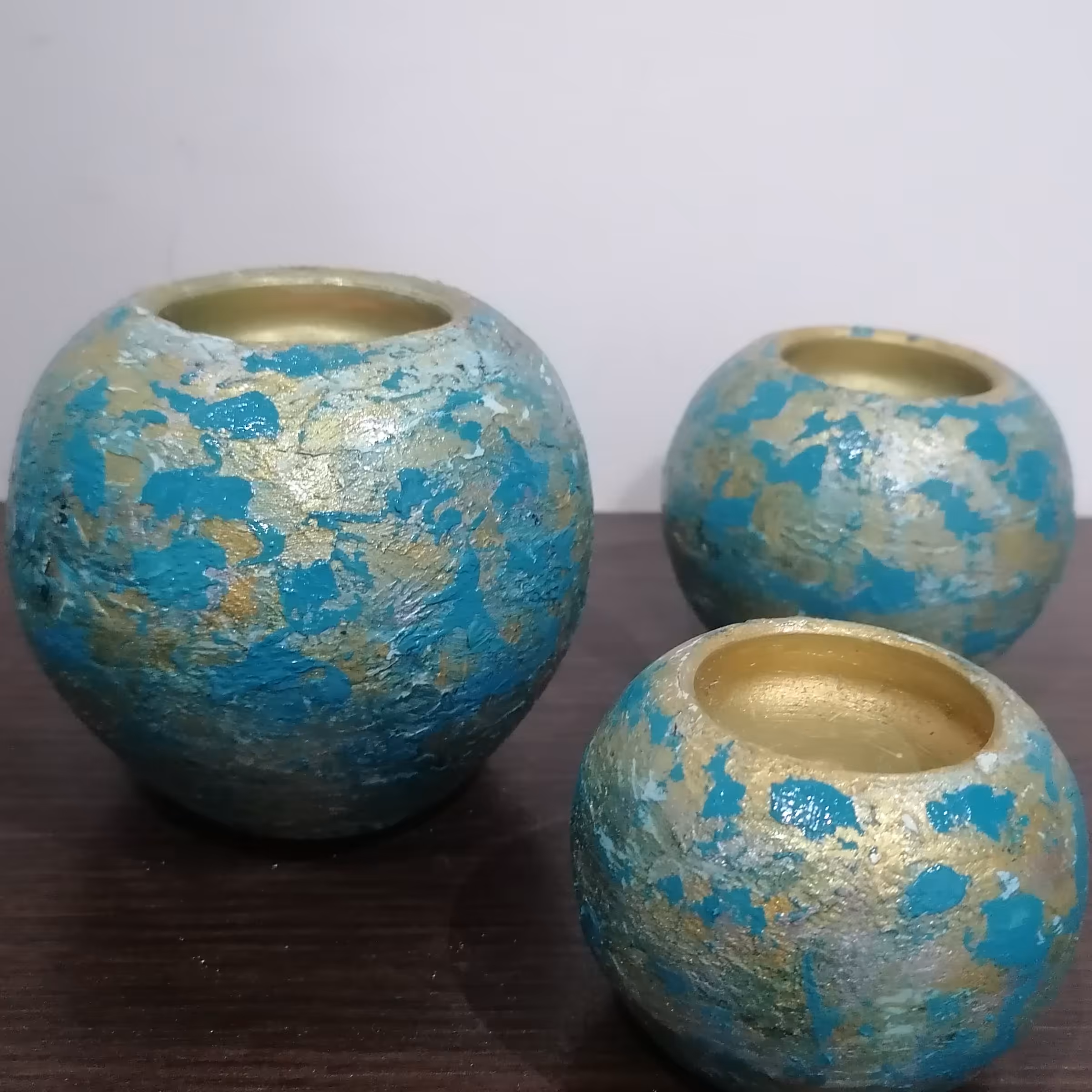 شمعدان دکوراتیو جاشمعی سفالی سه تیکه شمعدان توپی  به همراه سه شمع وارمر سه سایز کوچک و متوسط و بزرگ با رنگ دلخواه شما 