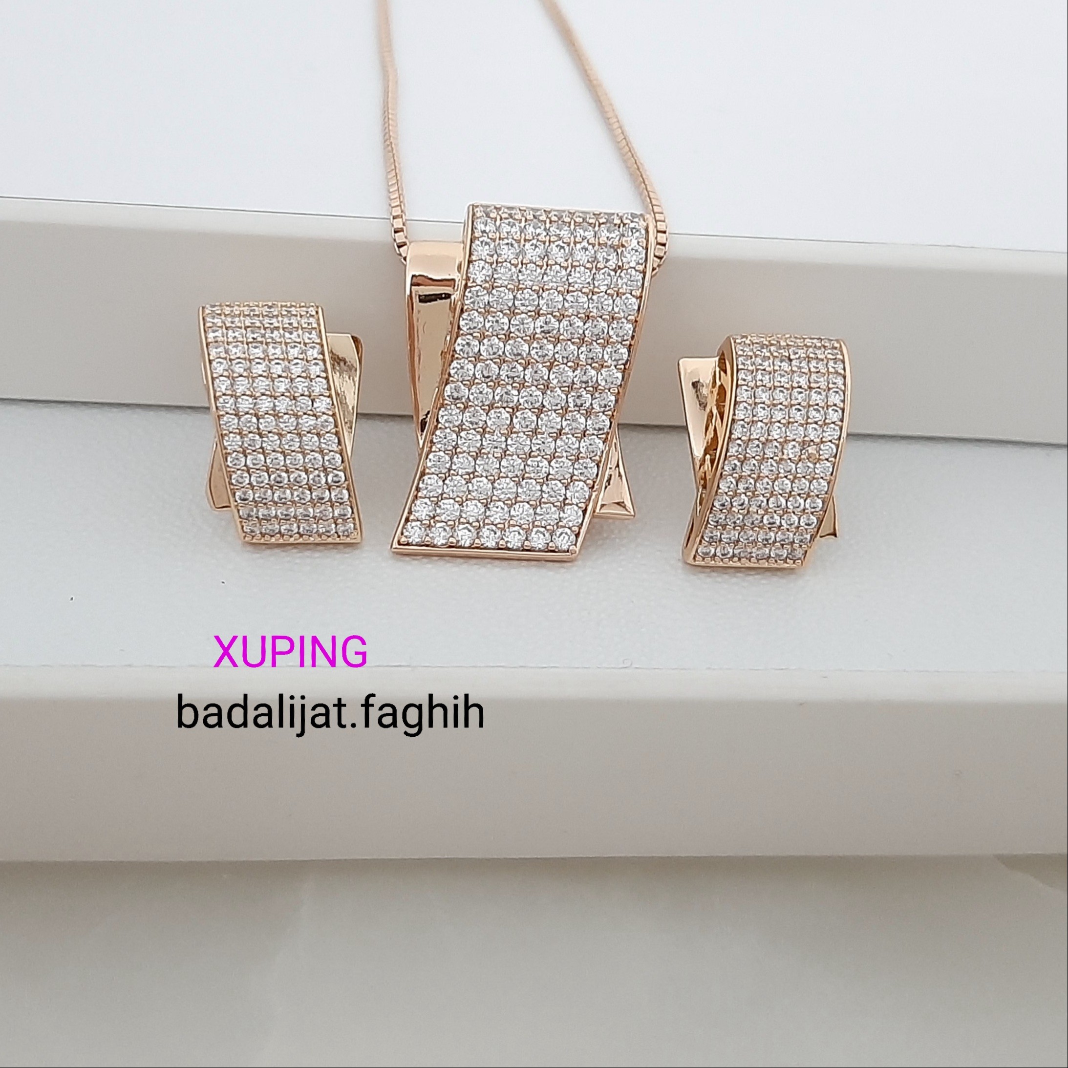 نیم ست ژوپینگ فوق العاده شیک کاملا رنگ ثابت آبکاری طلا شده و کار شده با نگین های اتمی اتریشی 