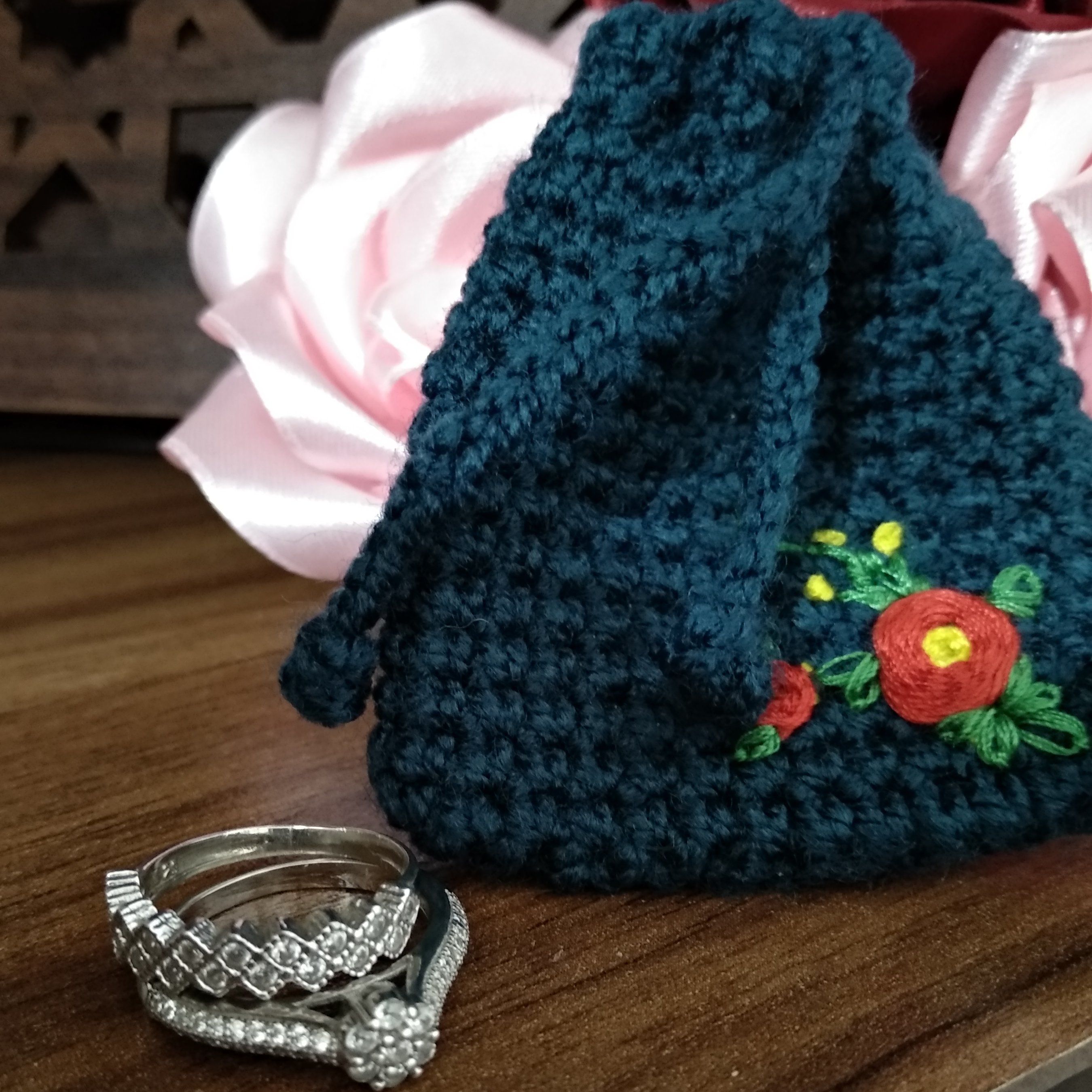 کیسه جواهرات بافتنی گلدوزی شده