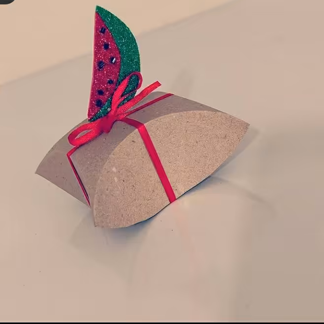 جعبه بالشتی هندوانه ای کرافت تزئین شده با ربان و نماد هندوانه ابعاد حدودیش 8×8