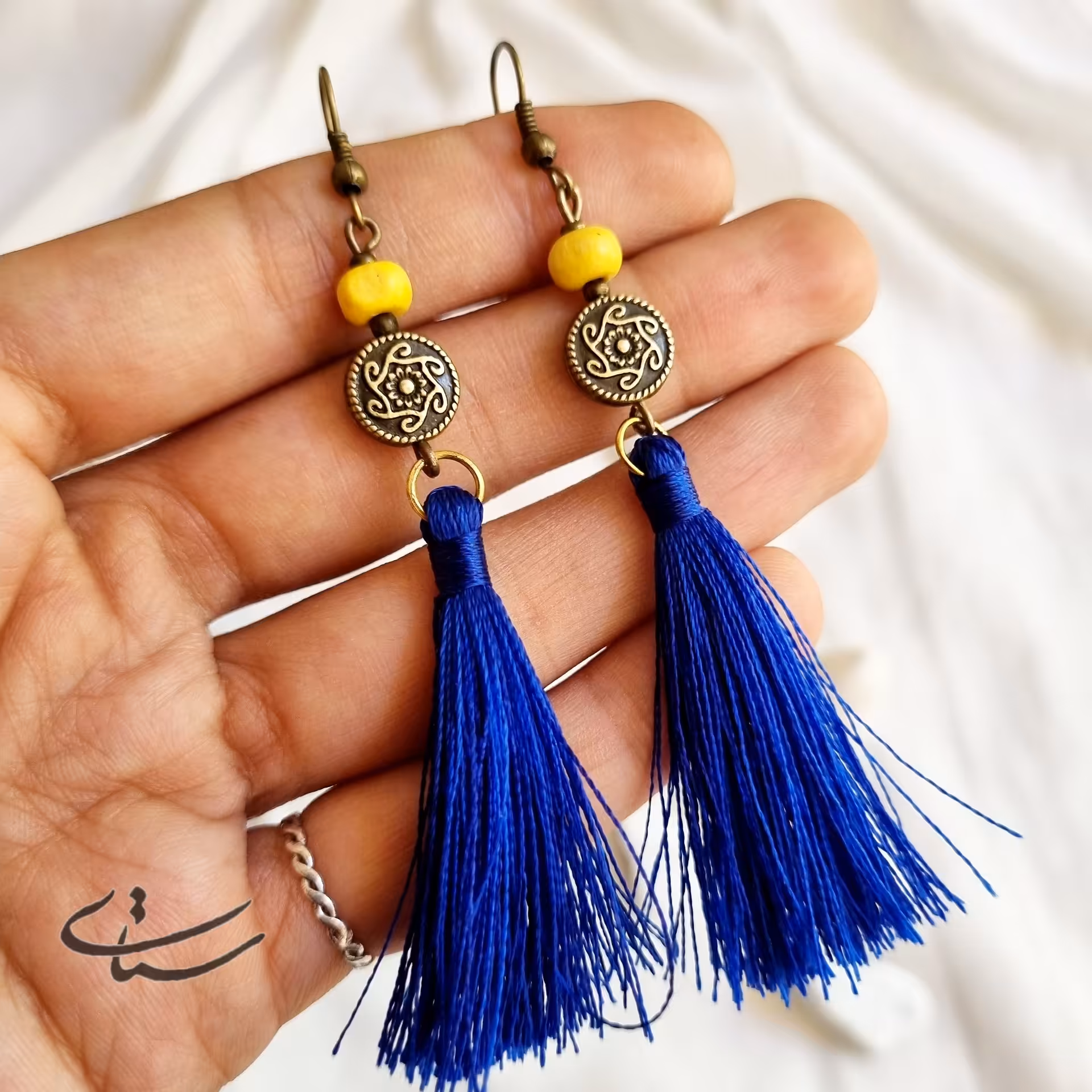 گوشوار آویز منگوله آبی و مهره چوبی زرد