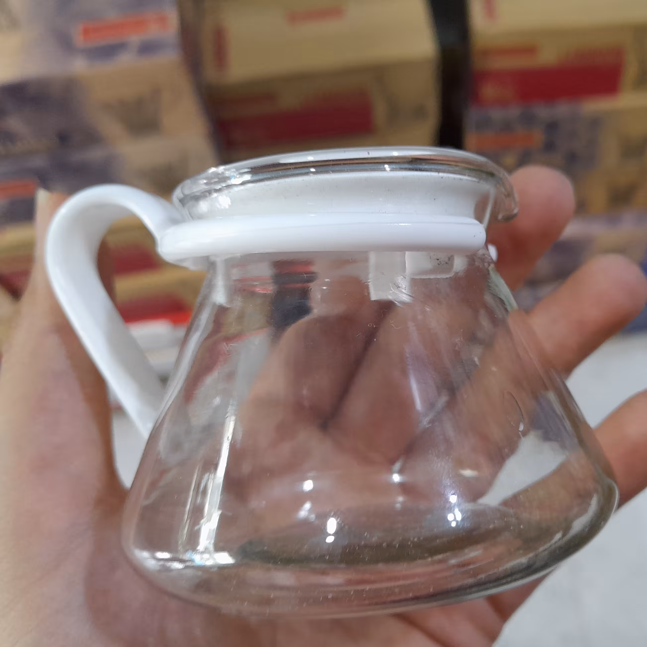 قوری دم کردن زعفران شیشه ای جدید همراه با کارتن دارای رنگ سفید و خاکستری  