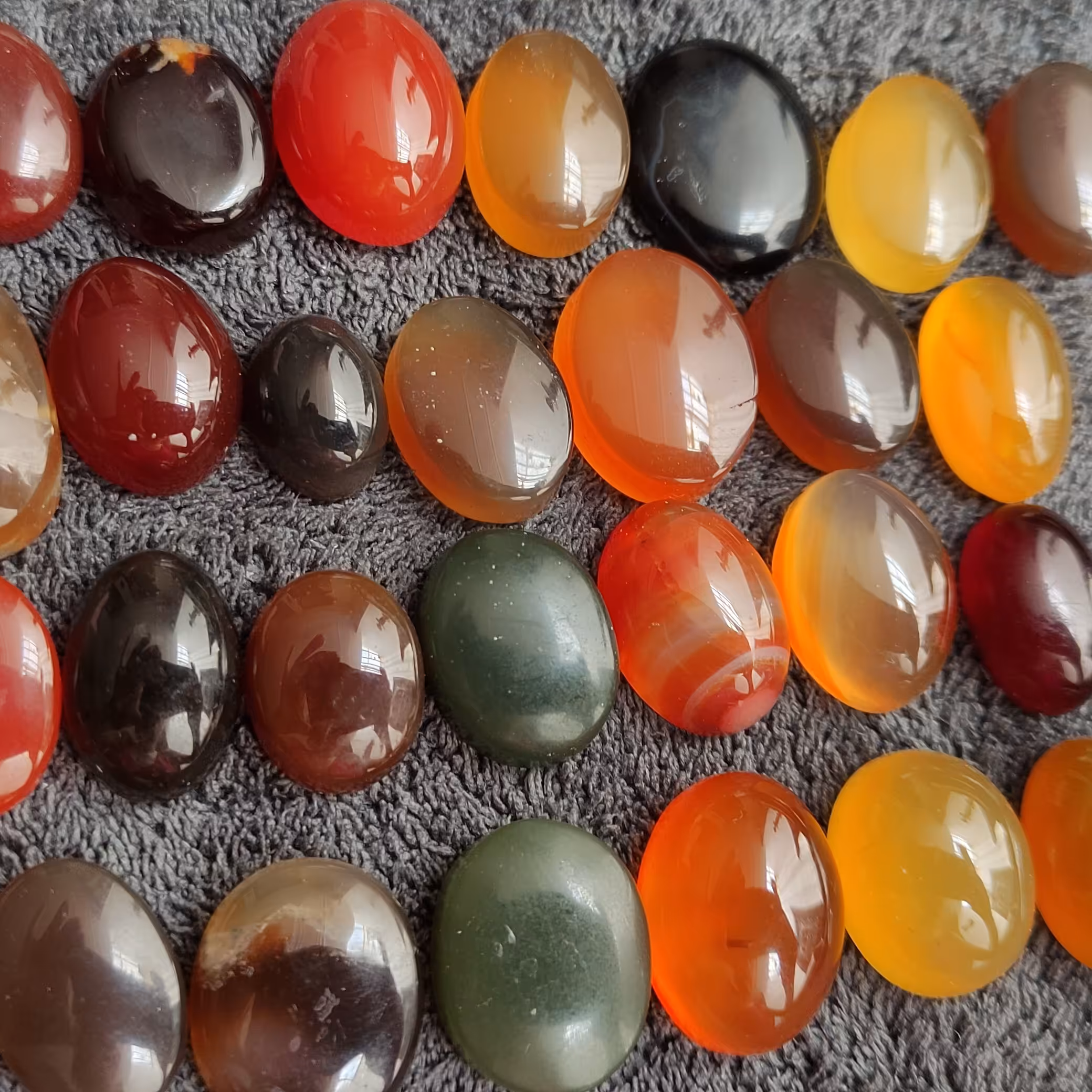 سنگ عقیق سایز متوسط رو به کوچک فوق العاده با کیفیت در رنگ های متنوع