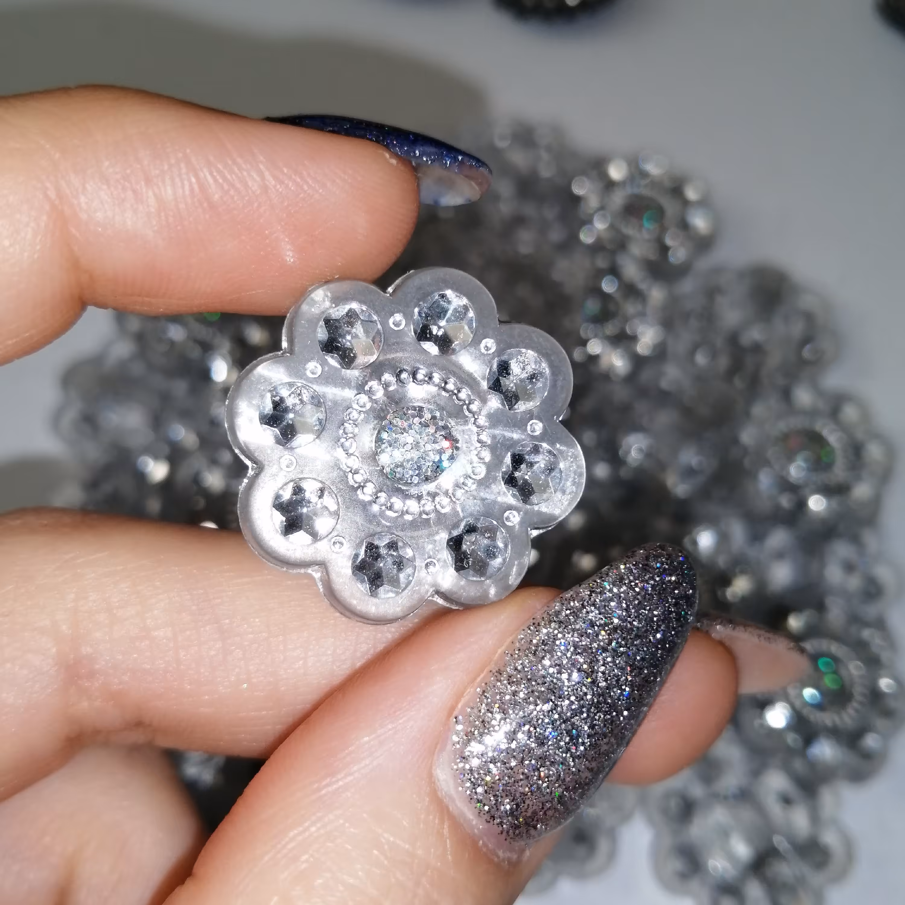 دکمه لباس طرح دار  طرح نگین شیشه ای پلاستیکی اکلیلی در بسته 9  عددی 