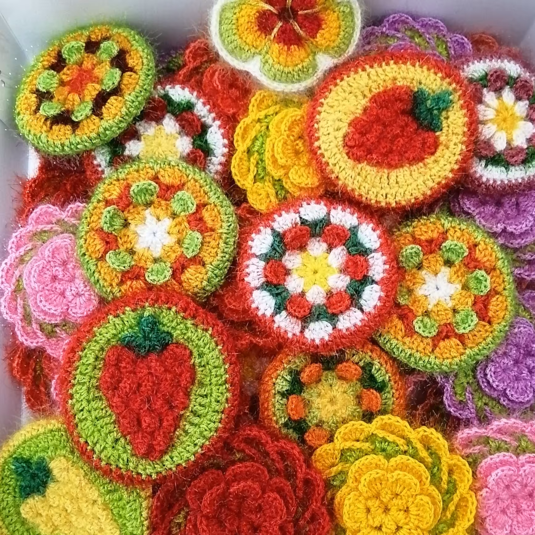 اسکاج سوزنی دست بافت بصورت پک هیجده تایی ( 18 عدد به طرح دلخواه خودتون  )