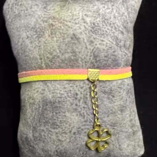 دستبند تریشه چرمی مدل ساده زرد و صورتی کم رنگ با زنجیر و خرج کار برنزی طرح تاج وگل 