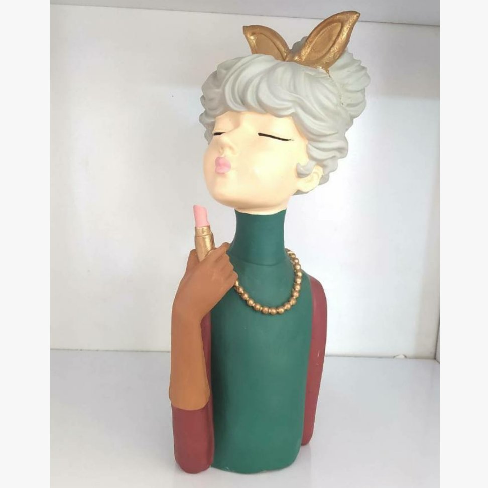 مجسمه دکوری طرح دختر نیم تنه رژ به دست
