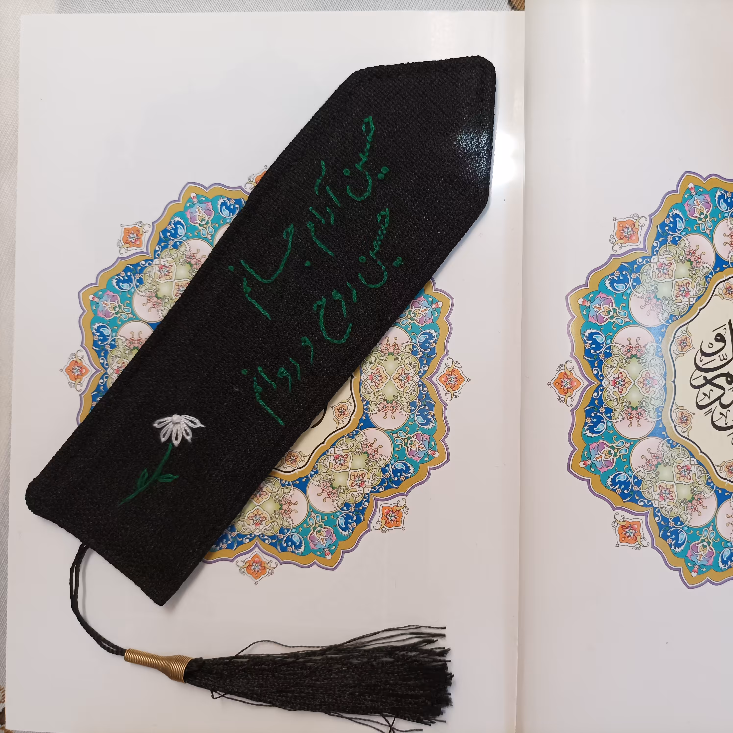 نشانگر کتاب پارچه ای گلدوزی شده 