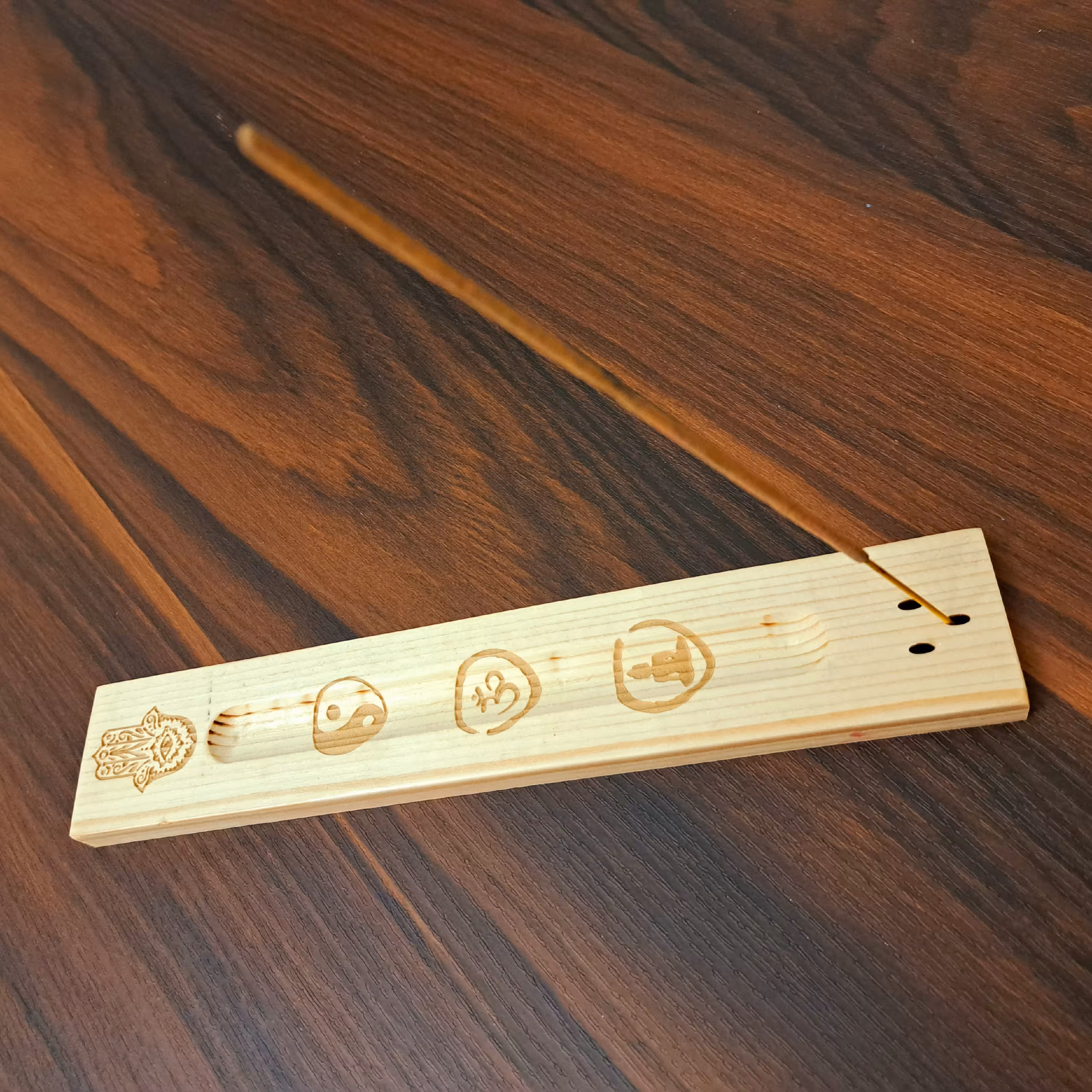 جاعودی چوبی خطکشی مدل اوم با محل قرار گیری عود مخروطی