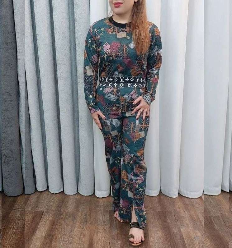 ست کراپ و شلوار چاکدار