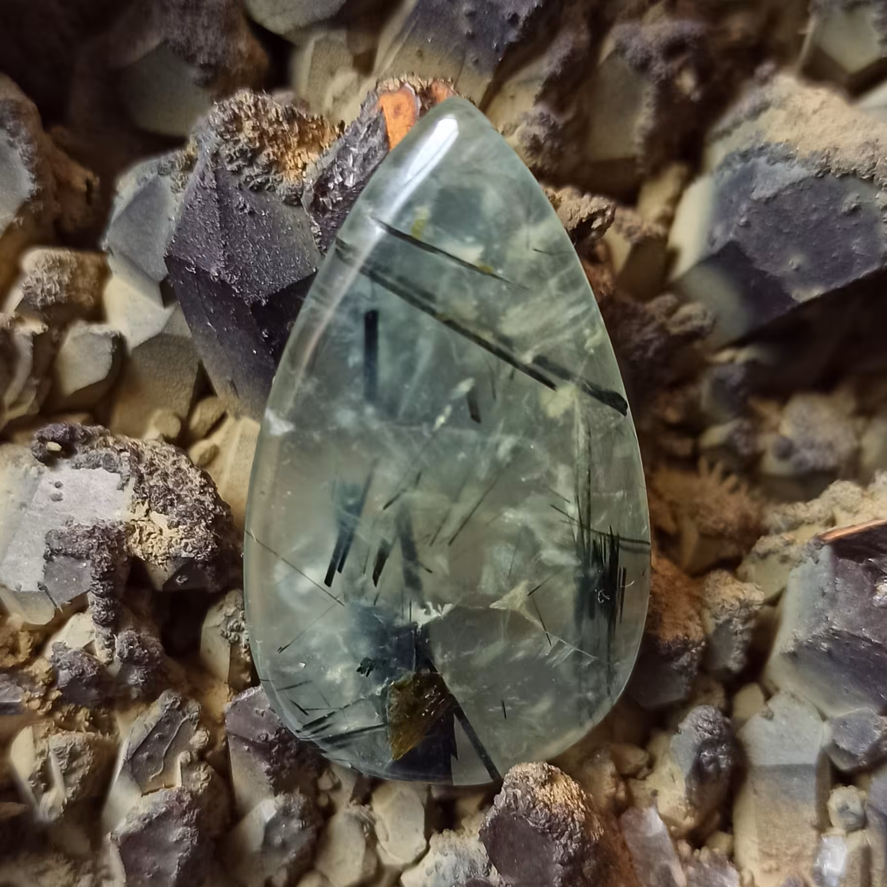 نگین کانی پرهنیت با درونگیر های اپیدوت و روتایل P5