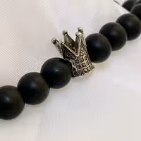 دستبند تاج سنگ اونیکس طبیعی مشکی فری سایز با آویز کد 16