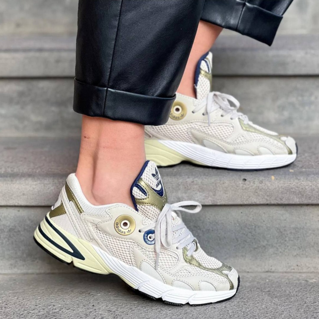 606 کتونی ست مردانه و زنانه برند آدیداس مناسب ورزش و پیاده روی adidas 