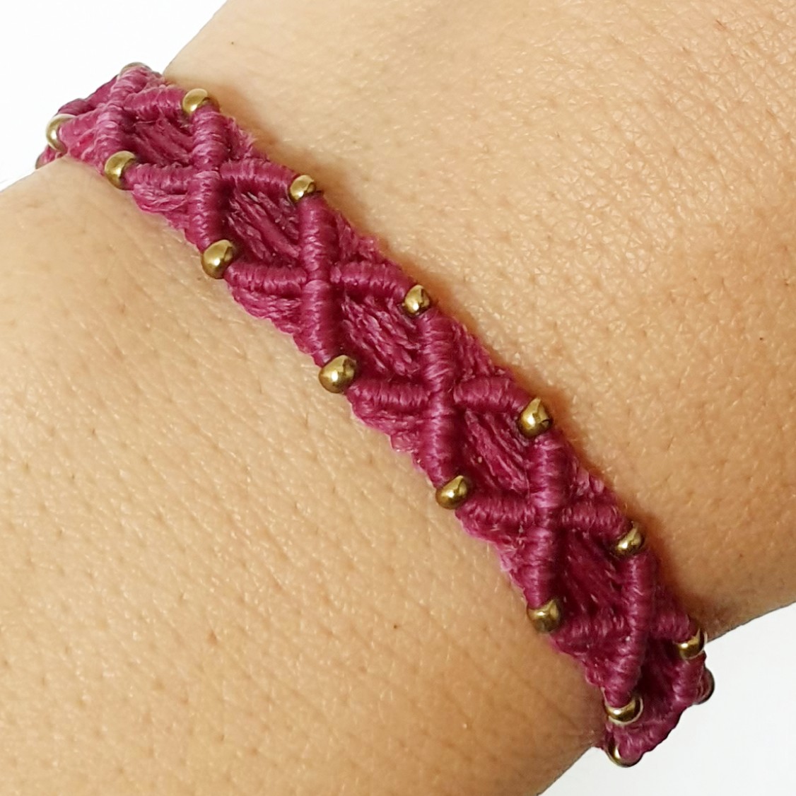 دستبندزنانه ودخترانه طرح لوزی،بافت میکرومکرومه بامنجوق برنجی،رنگ جیگری،دارای گره کشویی قابل تنظیم 