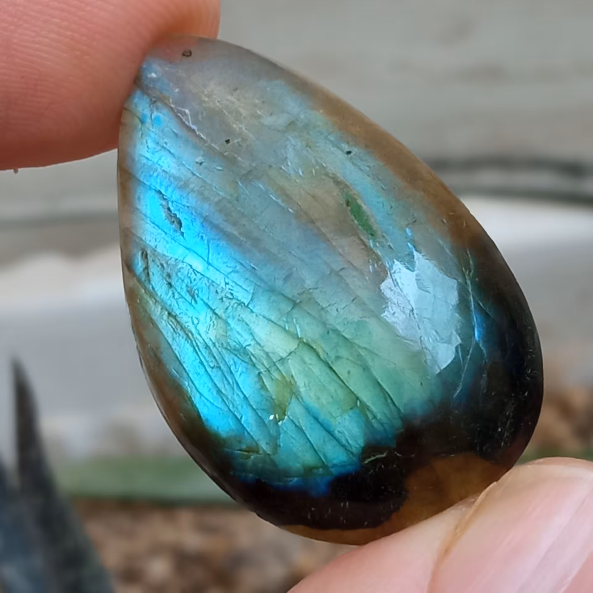 نگین درشت سنگ لابرادوریت اصل بسیار زیبا و خاص مناسب گردن آویز