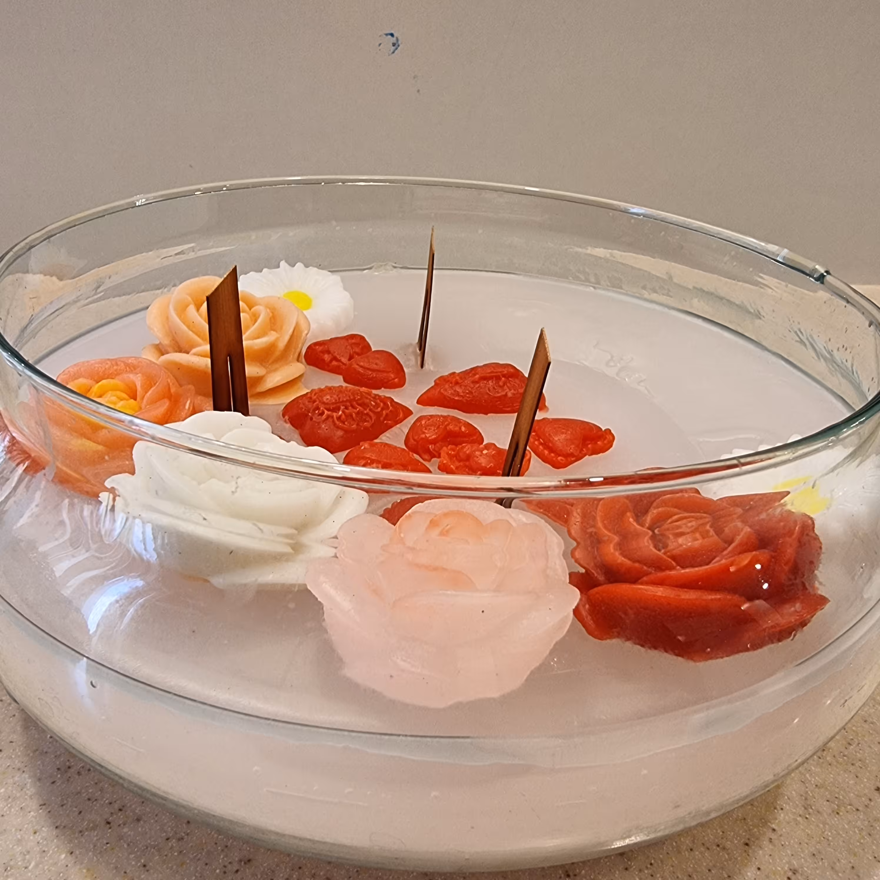 شمع  شیشه ای گرد با تزیینات 