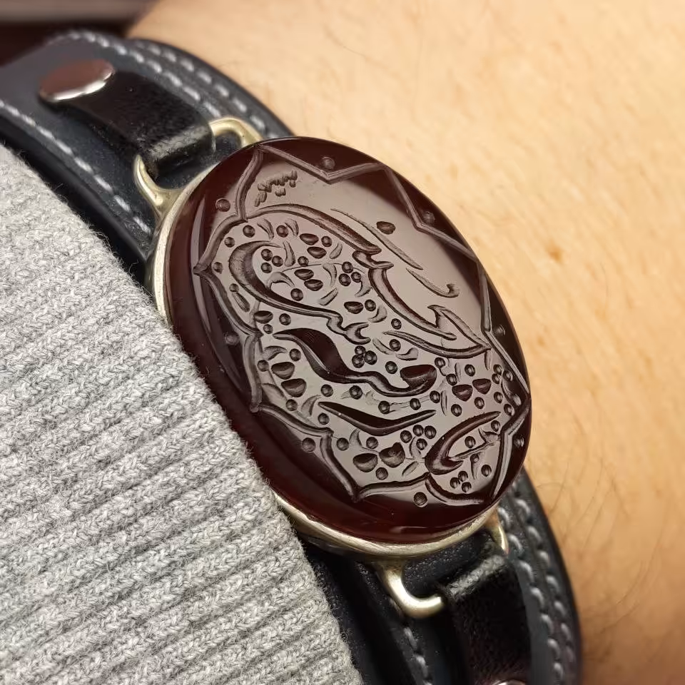 دستبند چرمی عقیق کبدی خراسانی خطی
خط یا رقیه بنت الحسین
قاب نقره دست ساز
