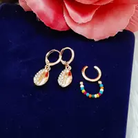 ست گوشواره (چهار تکه)وارداتی ،برند acc ، یک جفت گوشواره صدف نگیندار و دو ایرکاف ، بسیار سبک ،طلایی و شیک