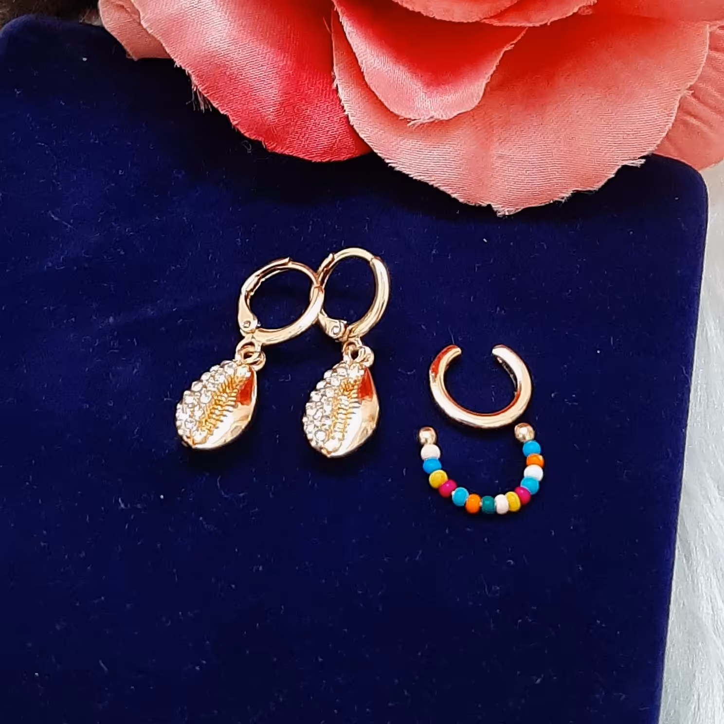 ست گوشواره (چهار تکه)وارداتی ،برند acc ، یک جفت گوشواره صدف نگیندار و دو ایرکاف ، بسیار سبک ،طلایی و شیک