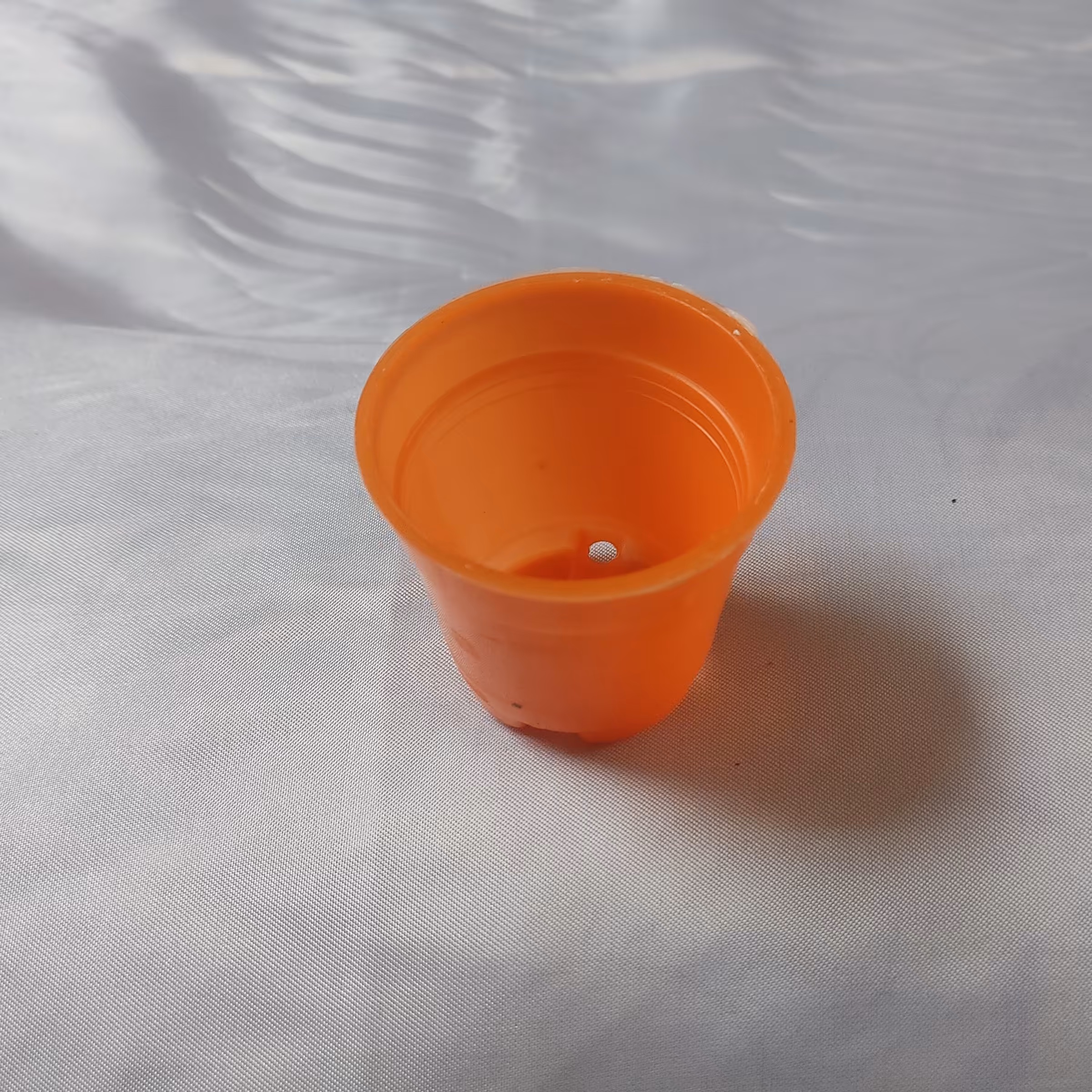 گلدان پلاستیکی ساده سایز  6 رنگ نارنجی