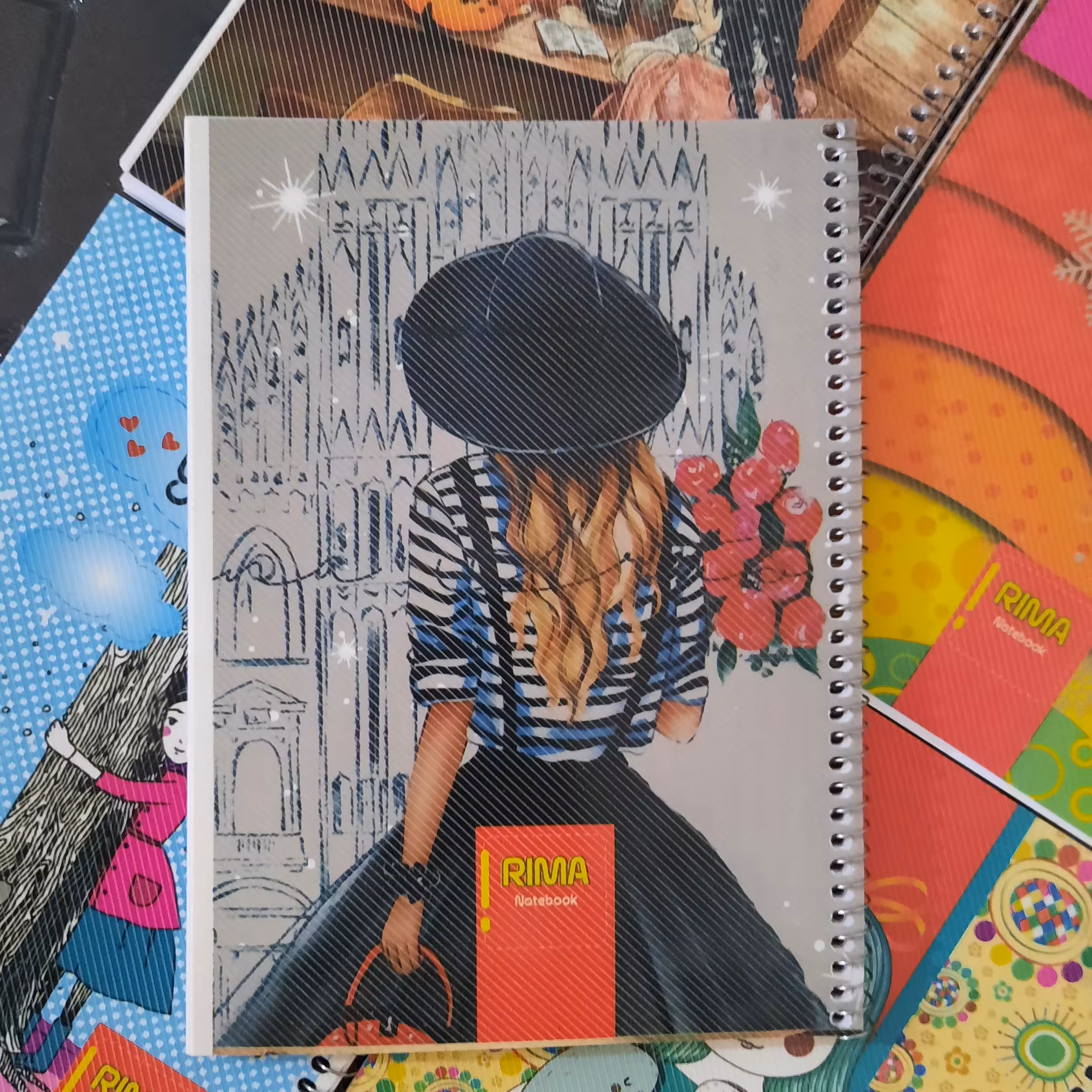 دفتر کلاسیک 50 برگ سیمی در طرح بندی های مختلف جنس جلد تلق میباشد