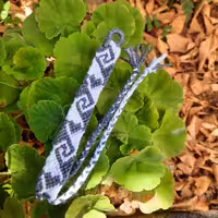 دستبند دوستی سفید و طوسی