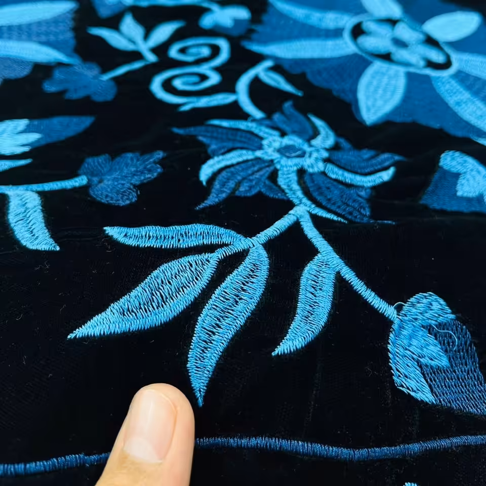 پارچه مخمل سوزندوزی هندی درجه یک گل آبی زمینه مشکی