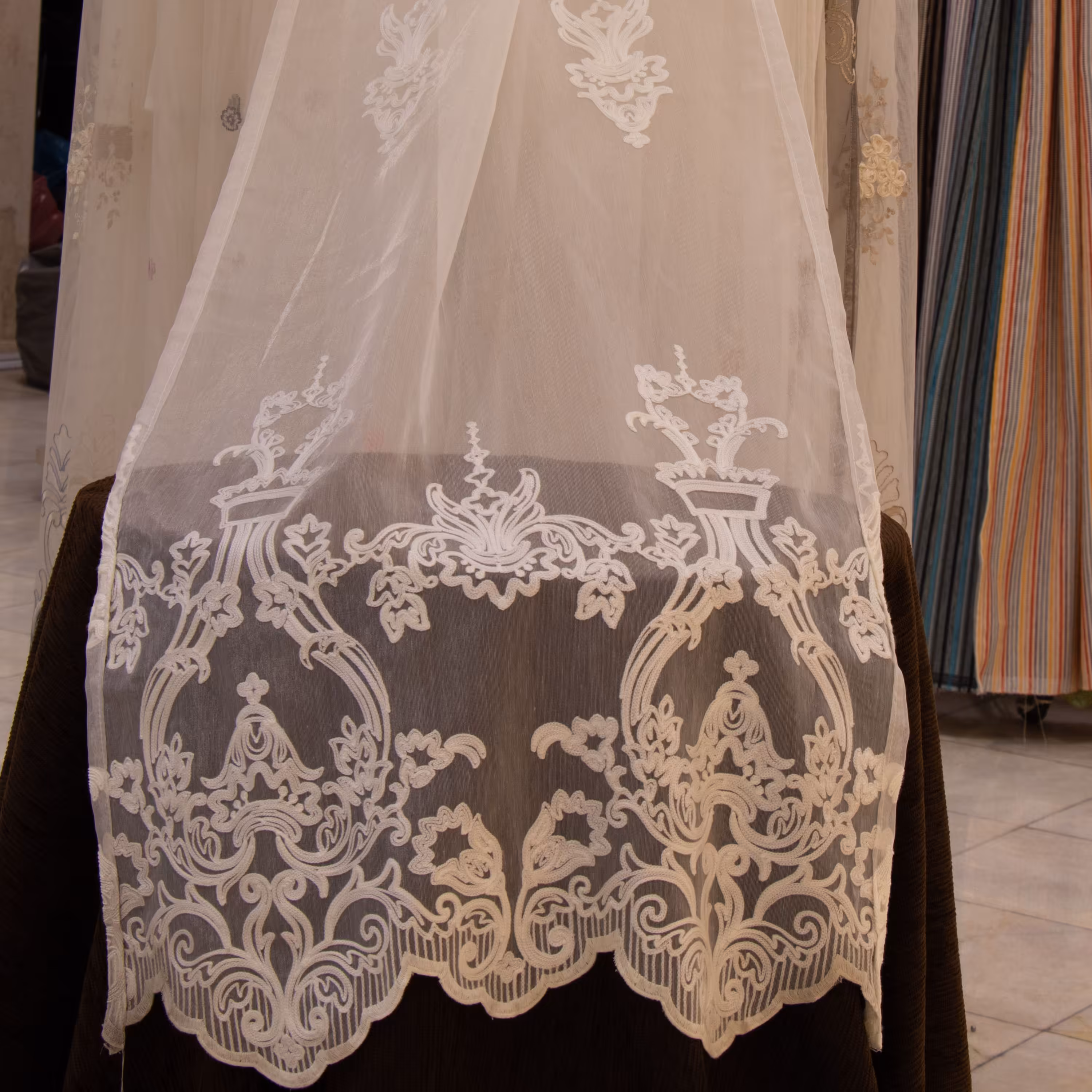 پارچه پرده ای تور پنبه دوزی ترک نباتی عرض 3 متر (پس کرایه)