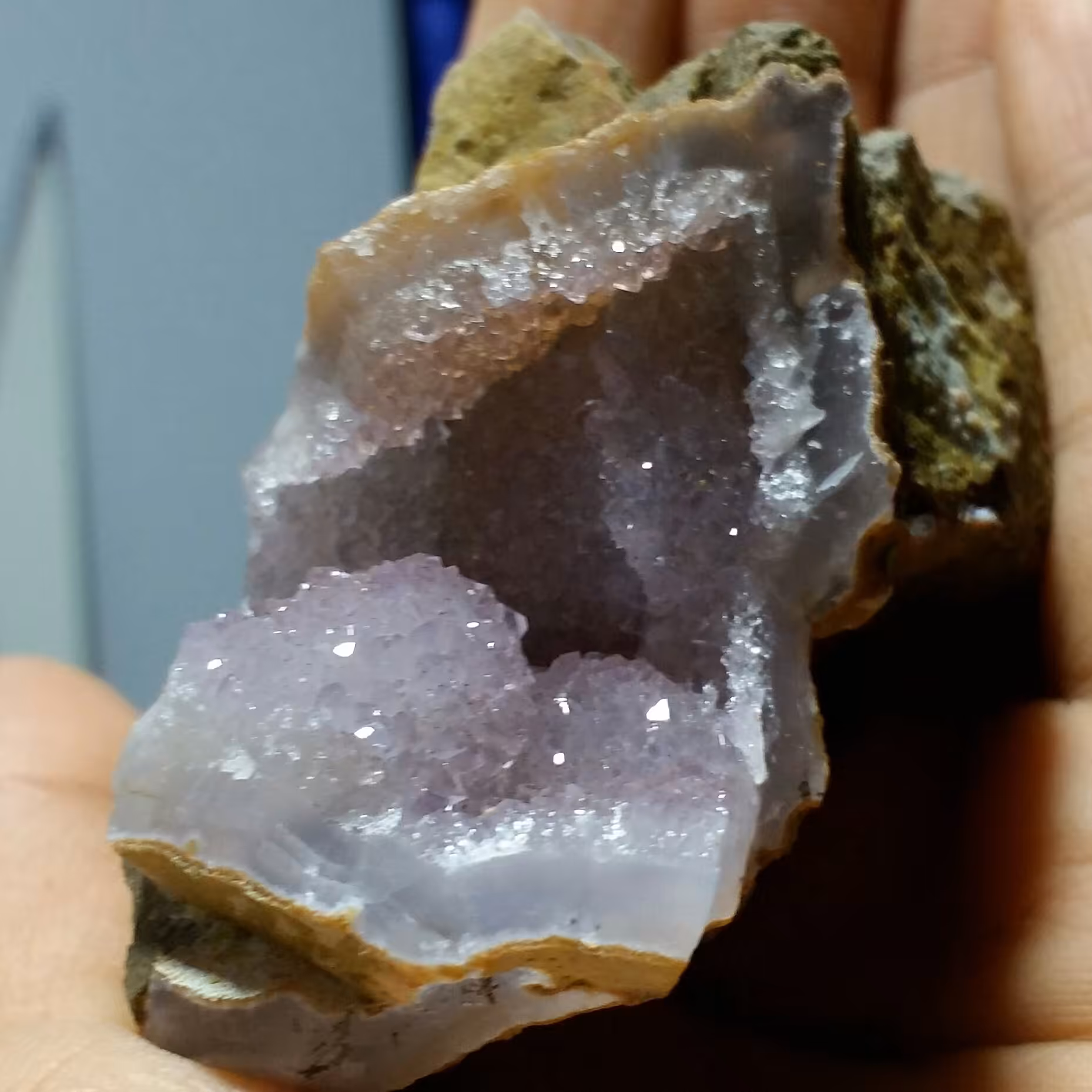 نمونه کلکسیونی سنگ راف آمیتیس بلور  ریز شکری روی بستر بسیار زیبا دیدنی کاملا طبیعی شاهکار خلقت خاا ااص