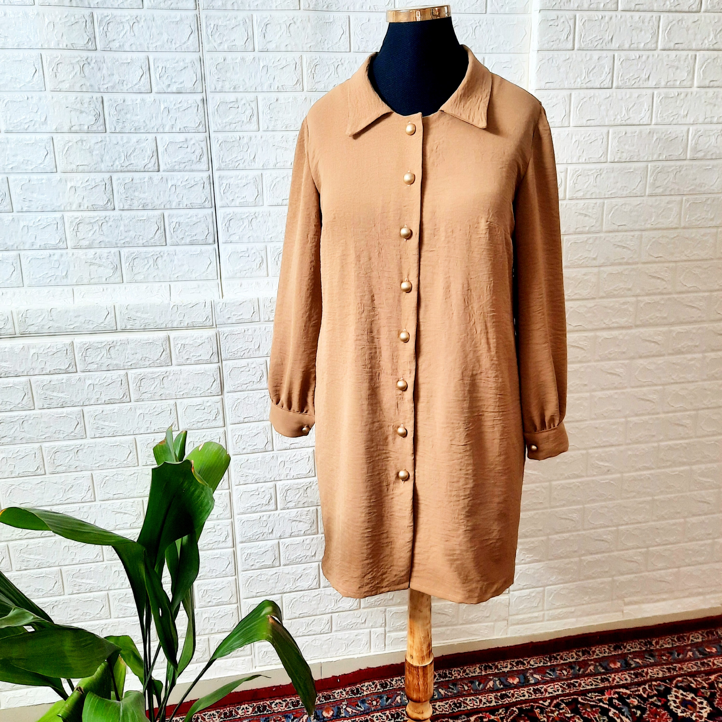 
یه شومیز ساده در عین حال جذاب
 پارچه سبک و خنک داره و مناسب
  استفاده روزانه است 