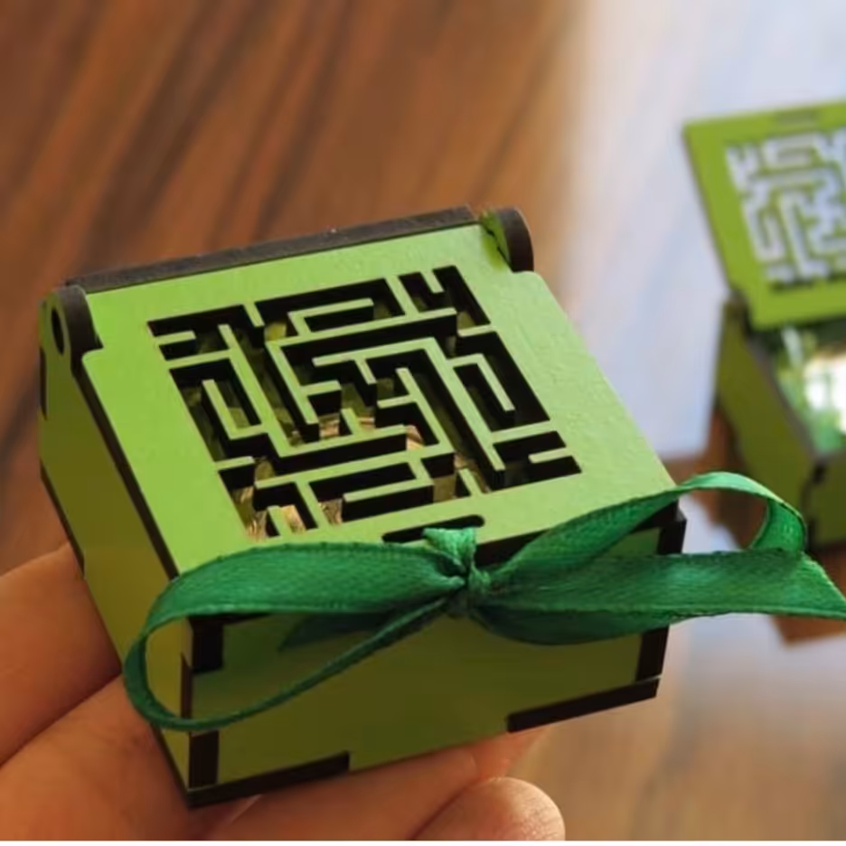 گیفت عید غدیر مناسب هدیه سکه و تسبیح و جاکلیدی چوبی حدود پنج سانت قابلیت حک اسم و تاریخ