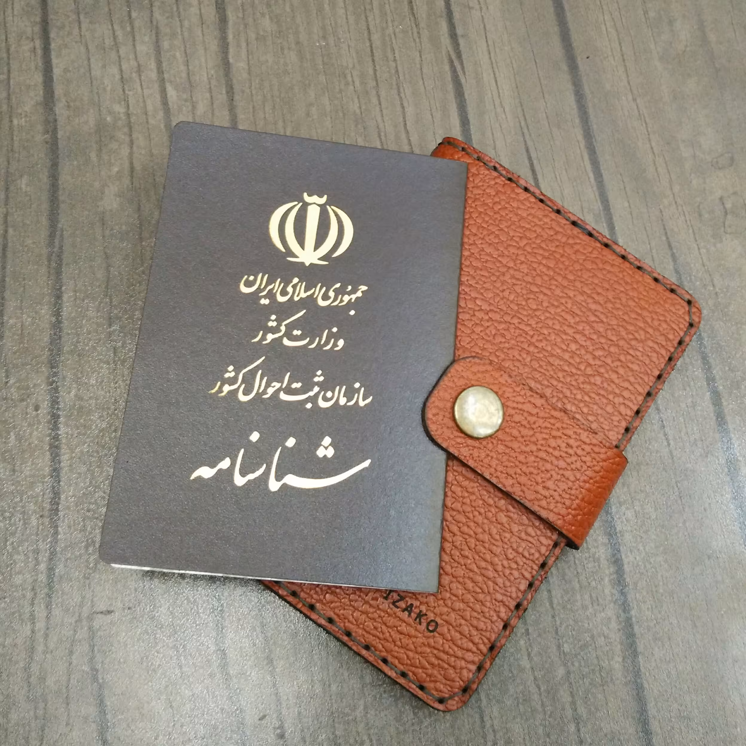 کیف مدارک شناسایی چرم گاوی دکمه دار مدل i-173 برند ایزاکو 
