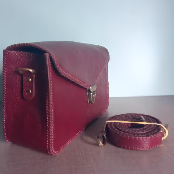 کیف دوشی زنانه از چرم طبیعی و دستدوز 