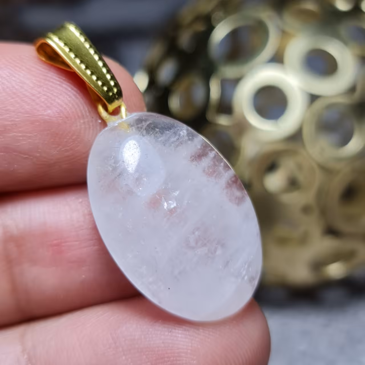 گردن آویز  زیبای سنگ طبیعی کوارتز یخی اصل معدنی 
کد 24966