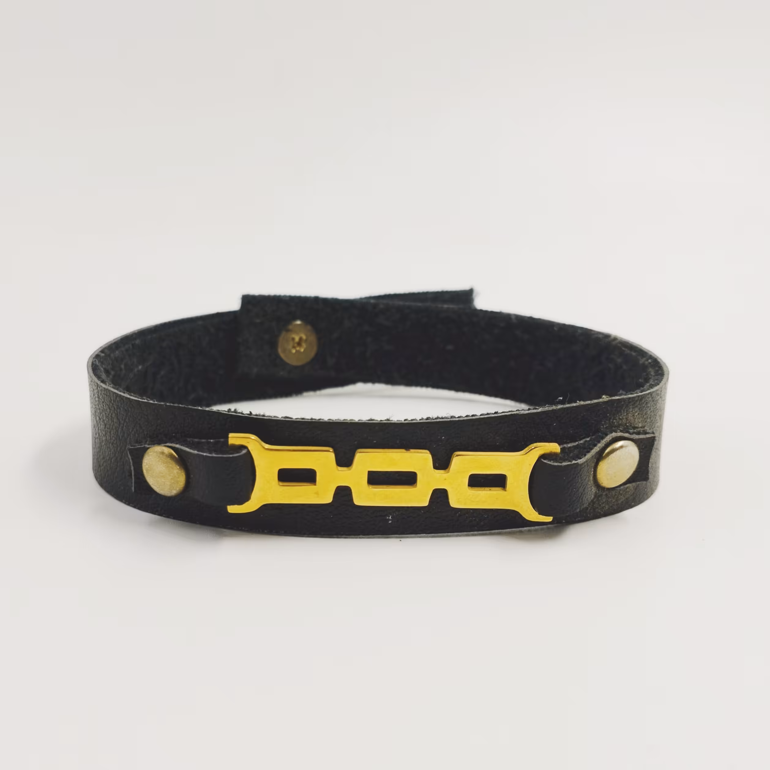 دستبند چرم مشکی با پلاک زیبا 