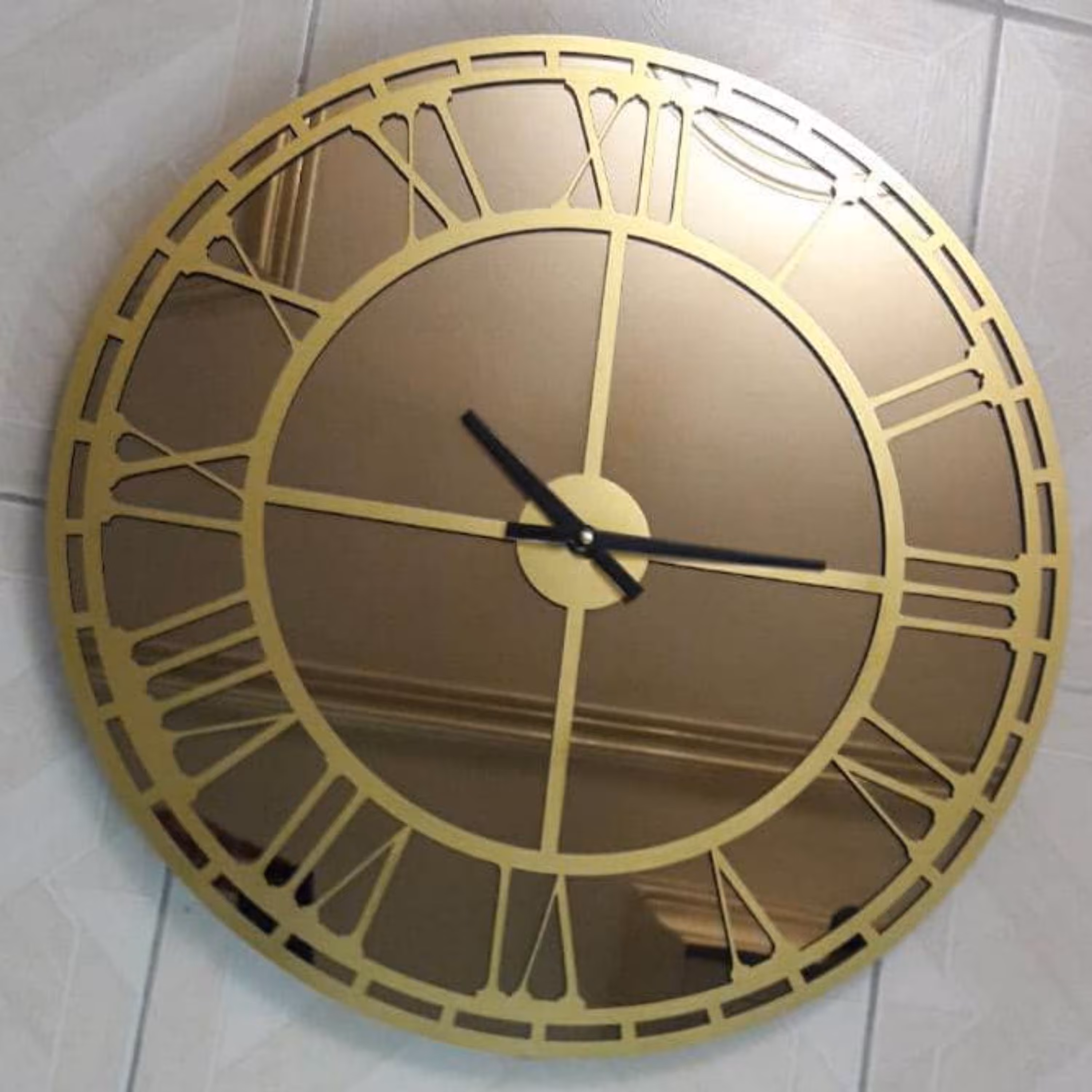 ساعت دیواری آینه ای شیک رنگ طلایی  کد6124