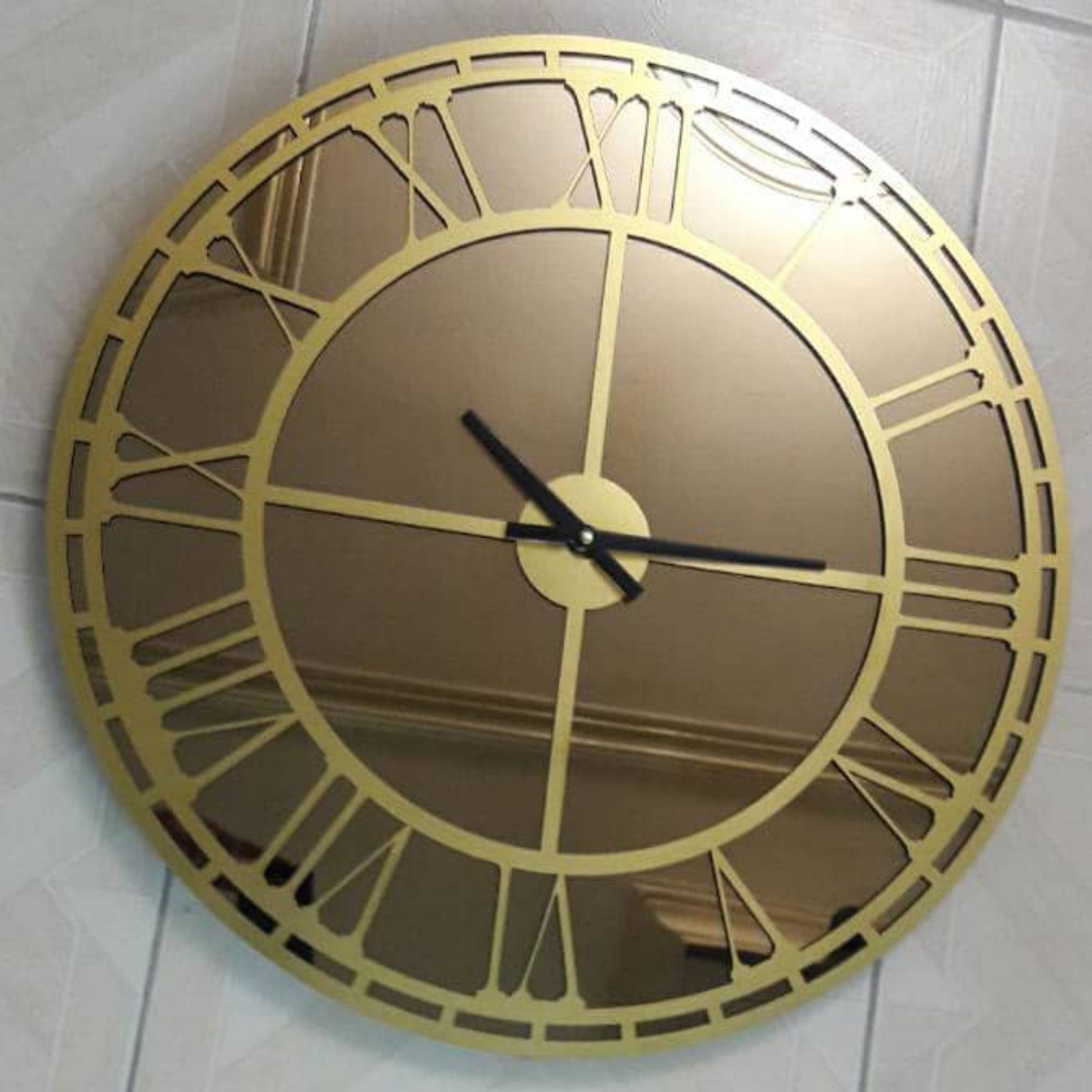 ساعت دیواری آینه ای شیک رنگ طلایی  کد6124