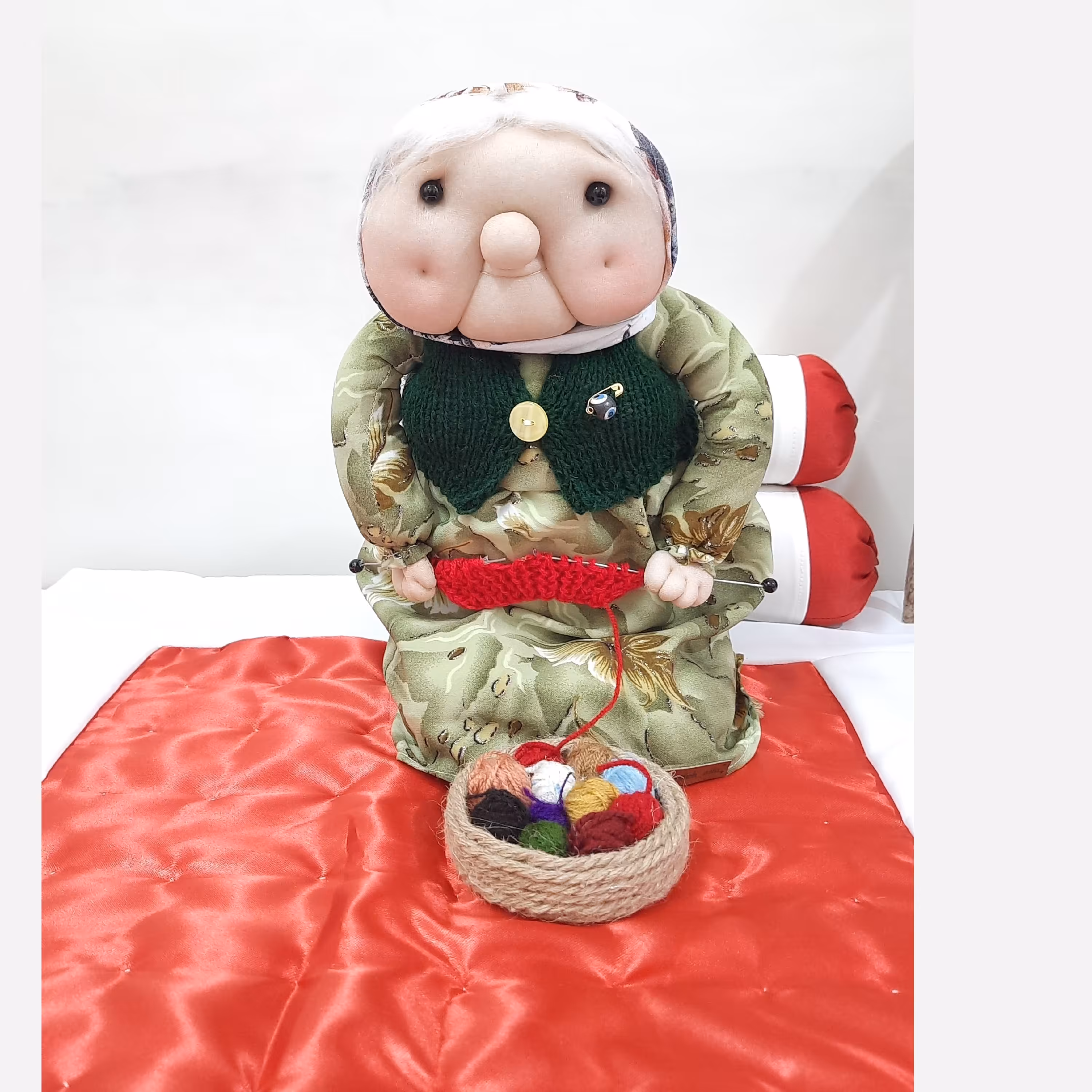 عروسک مادربزرگ.عروسک ننه.عروسک پیرزن عمده و تک.تزیین سفره سنتی.عروسک هفت سینی.عروسک  دستساز 35 الی 40 سانتی 150 گرمی