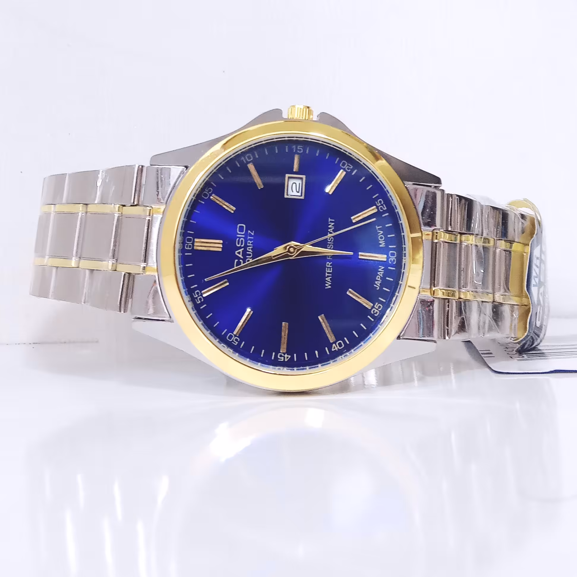 ساعت کاسیو مردانه صفحه ابی تقویم دار  موتور ژاپن داخل صفحه و پشت ساعتم  هم حک شده رنگ ثابت استیل ضدآب ارسال رایگان